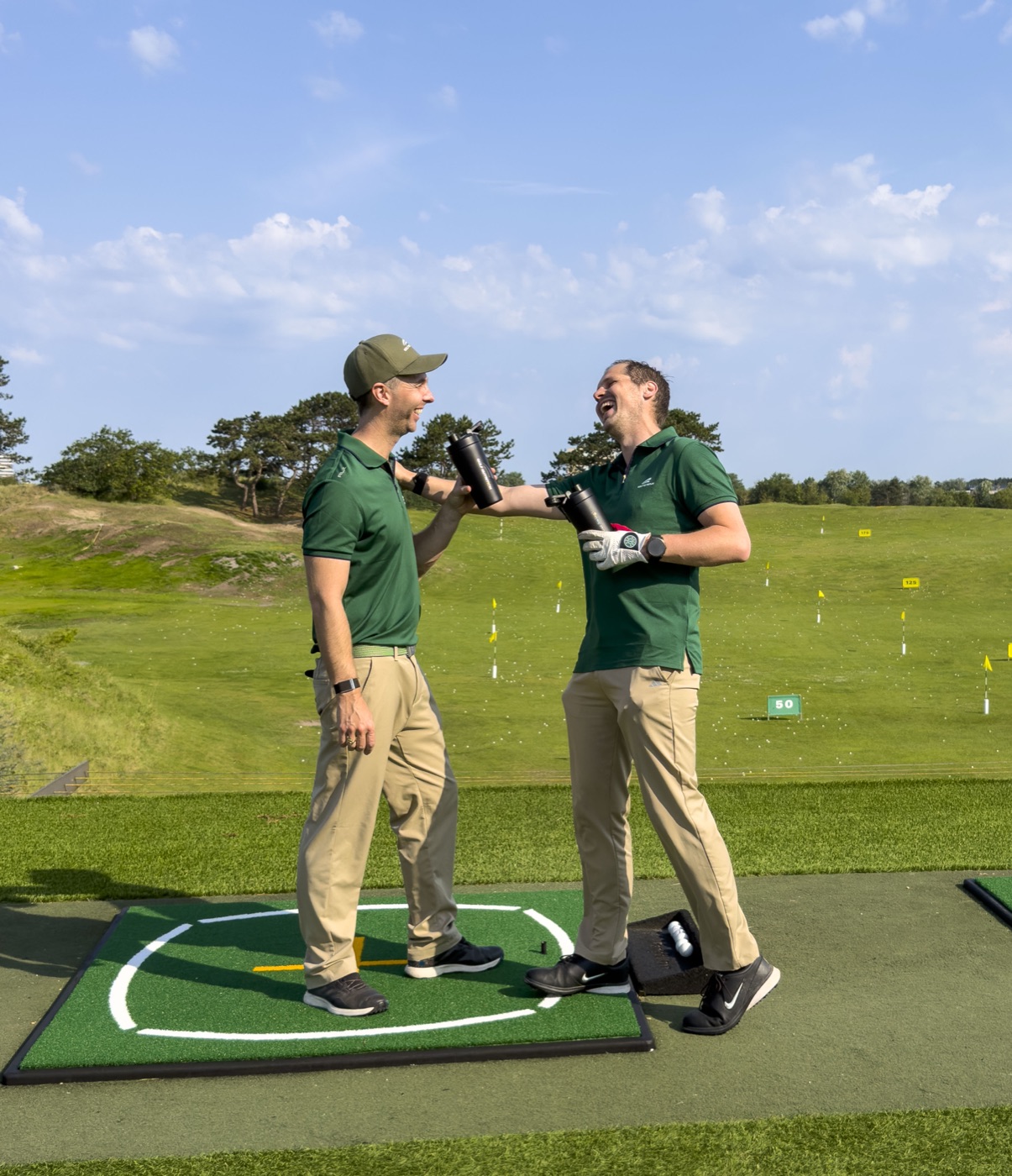 Jeroen en Steven, de broers achter Golf Nutrition, op de driving range